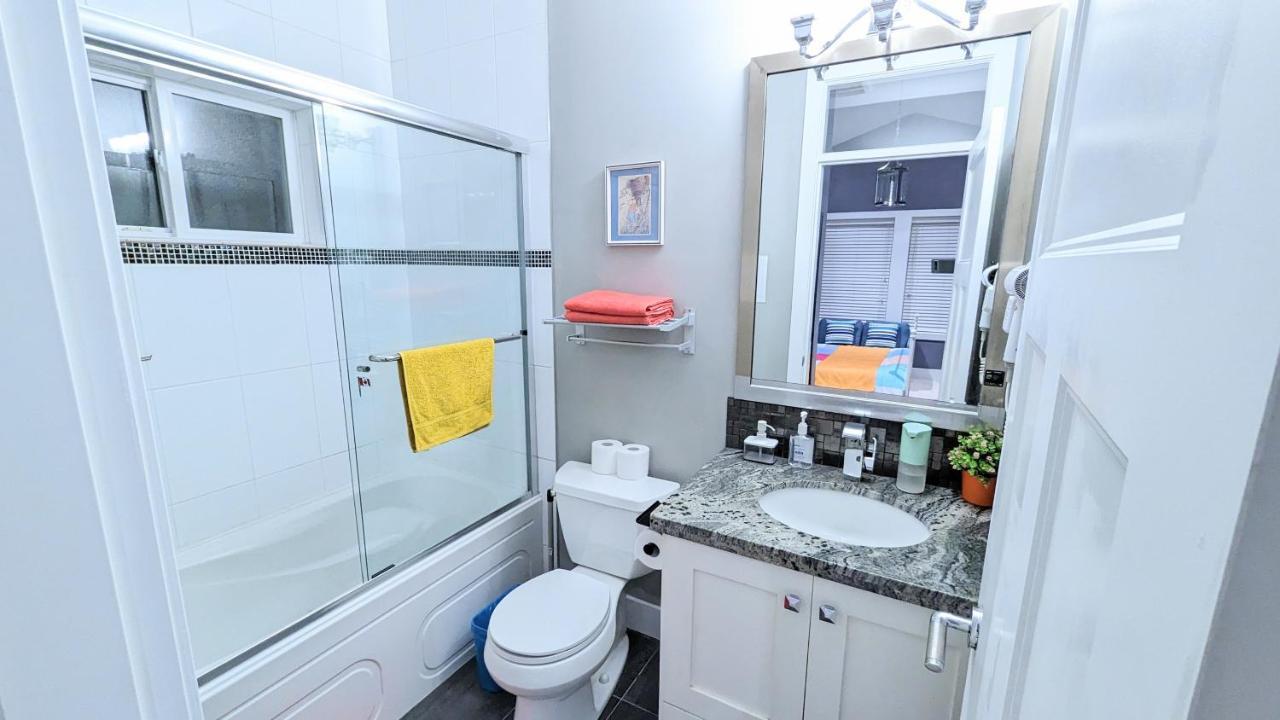 Cozy Ensuite Room Near Nature & Amenities Surrey Bagian luar foto