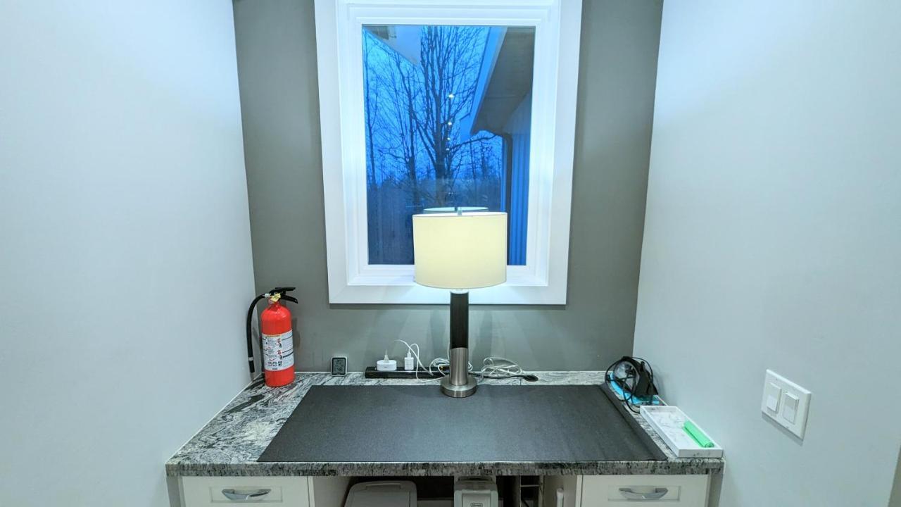 Cozy Ensuite Room Near Nature & Amenities Surrey Bagian luar foto